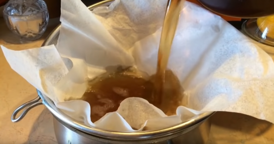 Как приготовить жидкость для гриба: процеживание чая через бумажную салфетку
